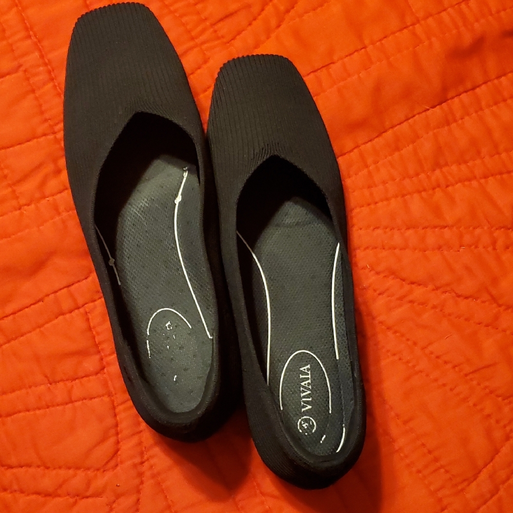 Vivala Women's Elegant Black Flats